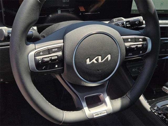 Photo of 2025 Snow White Pearl Kia K5