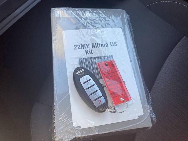 Photo of 2022 Glacier White Nissan Altima