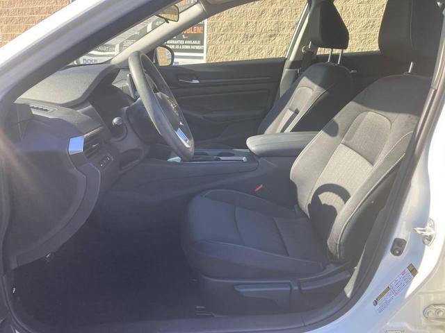 Photo of 2022 Glacier White Nissan Altima