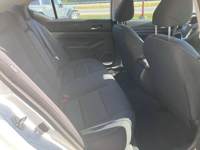 Photo of 2022 Glacier White Nissan Altima