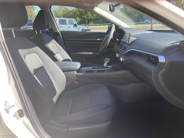 Photo of 2022 Glacier White Nissan Altima