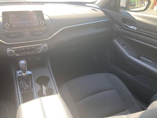 Photo of 2022 Glacier White Nissan Altima