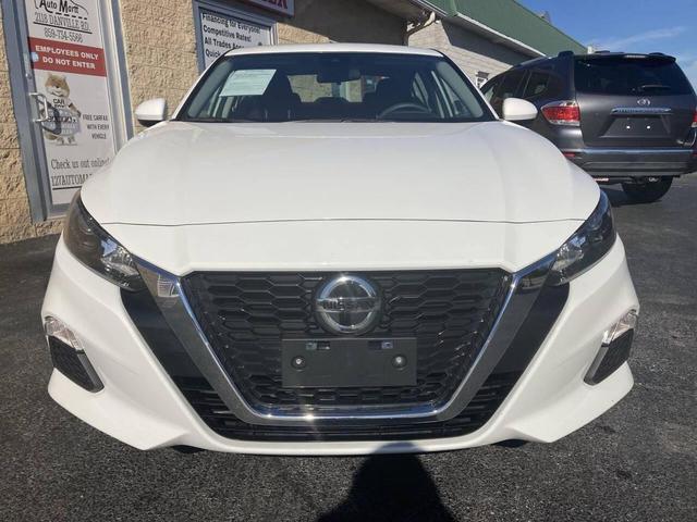 Photo of 2022 Glacier White Nissan Altima