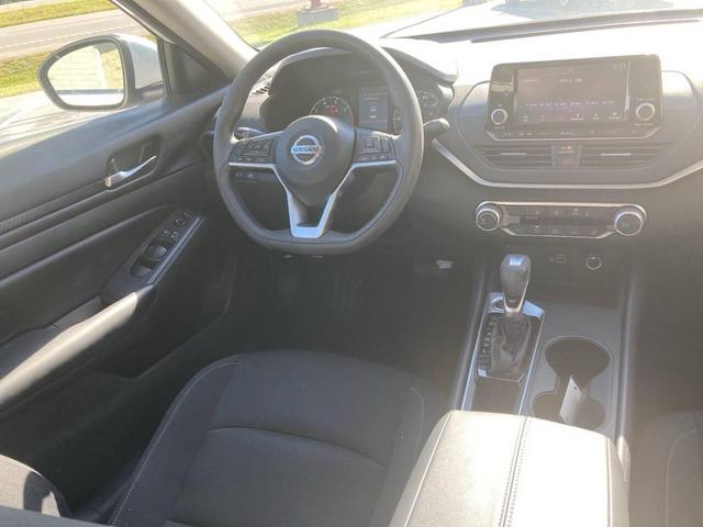 Photo of 2022 Glacier White Nissan Altima
