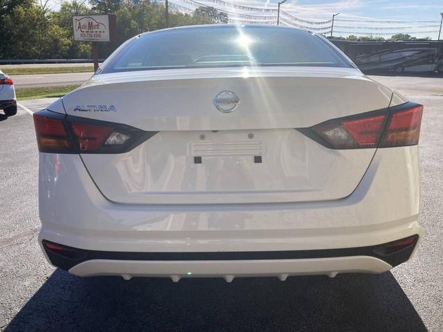 Photo of 2022 Glacier White Nissan Altima