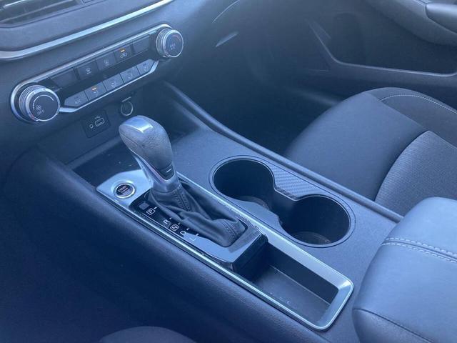 Photo of 2022 Glacier White Nissan Altima