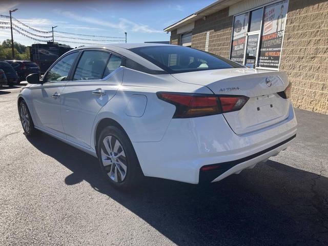 Photo of 2022 Glacier White Nissan Altima