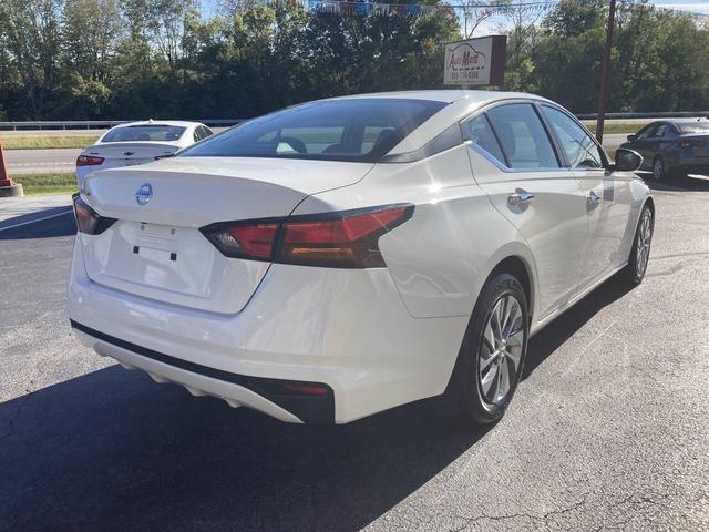 Photo of 2022 Glacier White Nissan Altima