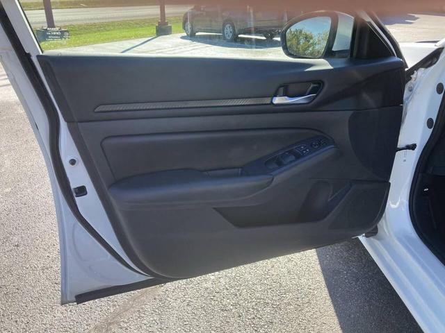 Photo of 2022 Glacier White Nissan Altima