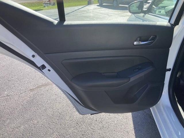 Photo of 2022 Glacier White Nissan Altima