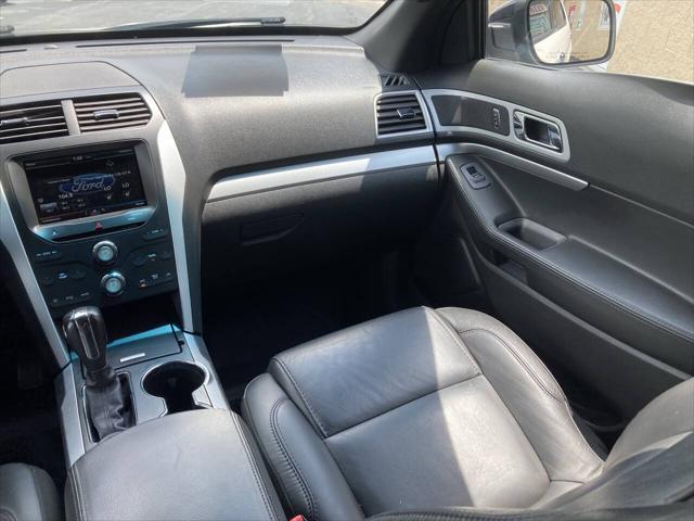 Photo of 2015 White Ford Explorer