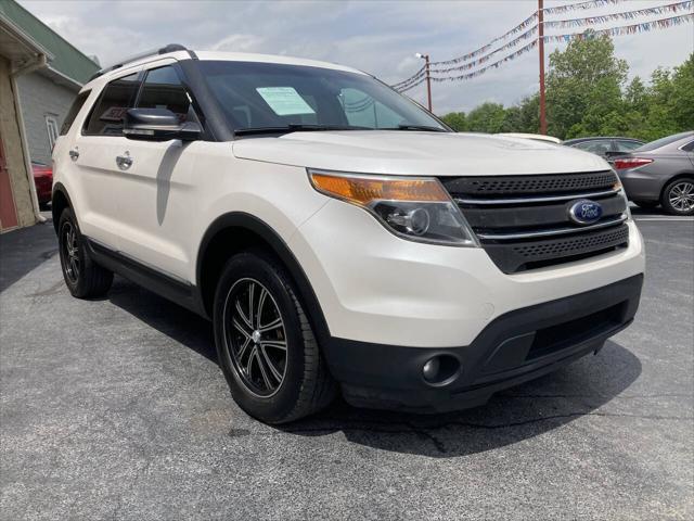 Photo of 2015 White Ford Explorer