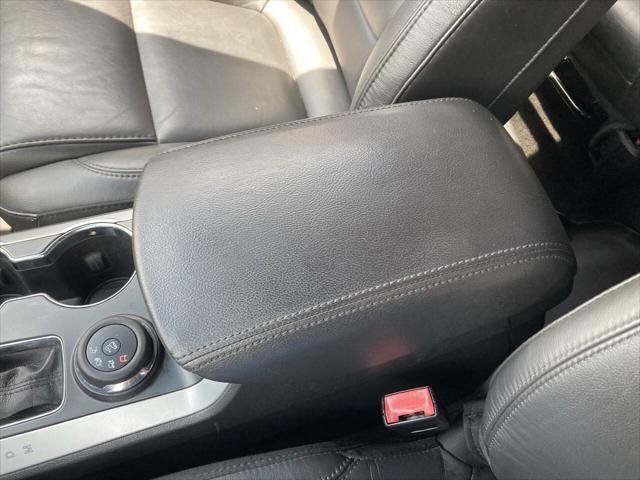 Photo of 2015 White Ford Explorer