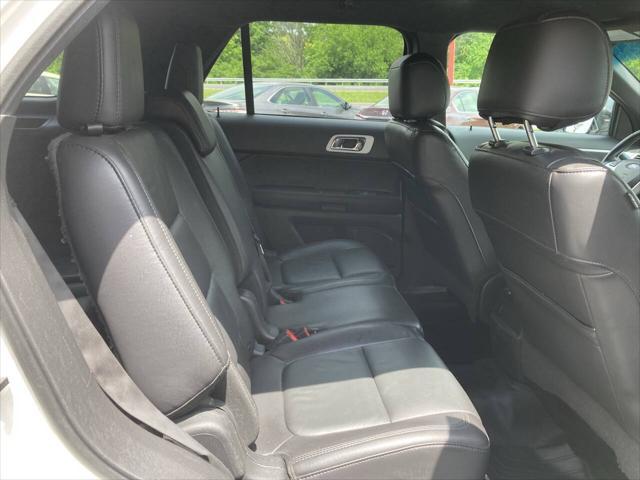 Photo of 2015 White Ford Explorer