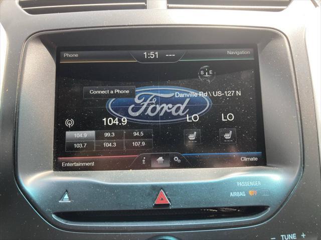 Photo of 2015 White Ford Explorer