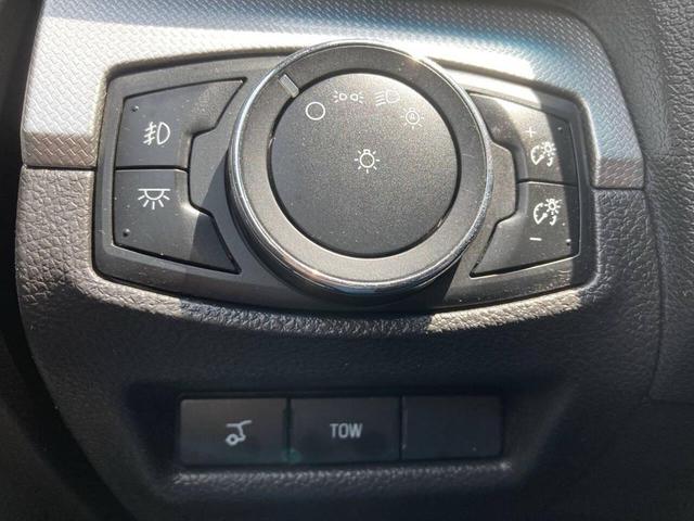 Photo of 2015 White Ford Explorer
