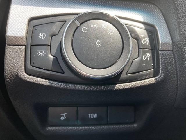 Photo of 2015 White Ford Explorer