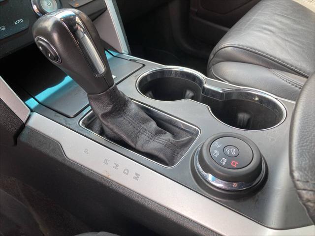 Photo of 2015 White Ford Explorer