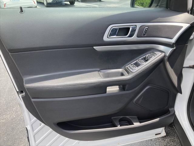 Photo of 2015 White Ford Explorer
