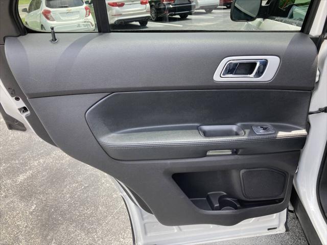 Photo of 2015 White Ford Explorer