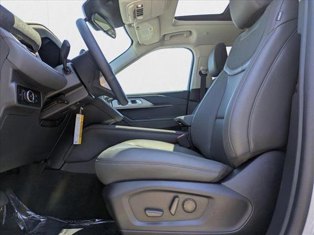 Photo of 2025 Star White Metallic Tri-Coat Ford Explorer