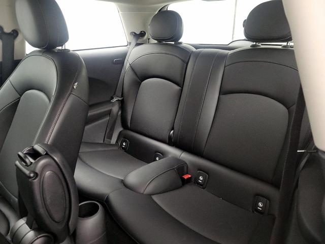 Photo of 2015 White MINI Hardtop