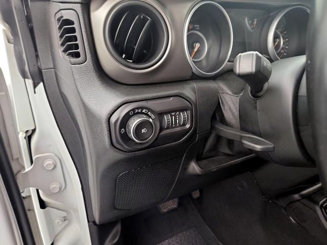 Photo of 2018 White Jeep Wrangler