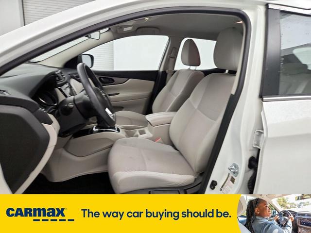 Photo of 2017 White Nissan Rogue Sport