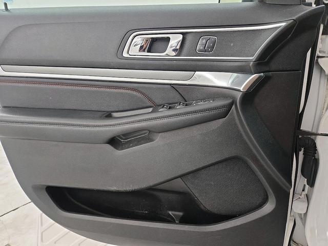 Photo of 2017 White Ford Explorer