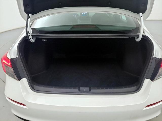Photo of 2022 White Honda Civic