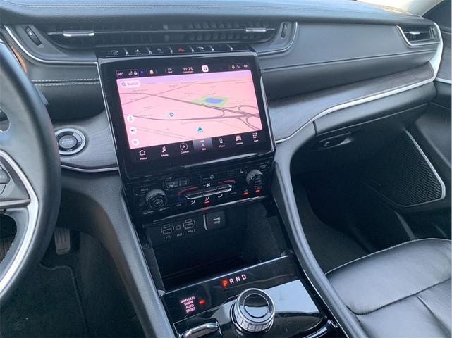 Photo of 2021 Diamond Black Crystal Pearlcoat Jeep Grand Cherokee L