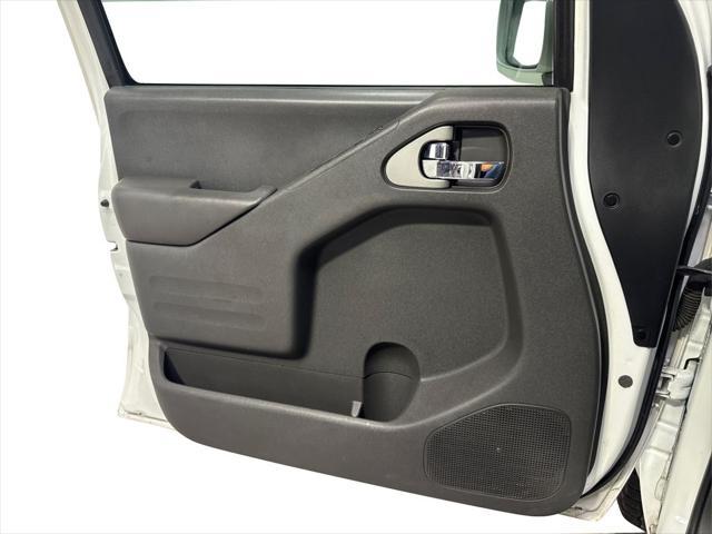 Photo of 2016 Glacier White Nissan Frontier