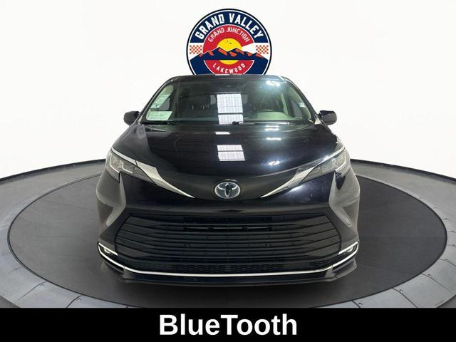 Photo of 2023 Midnight Black Metallic Toyota Sienna