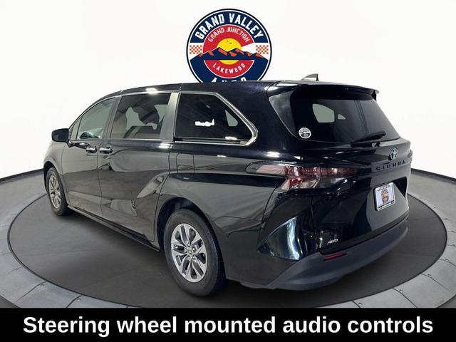 Photo of 2023 Midnight Black Metallic Toyota Sienna