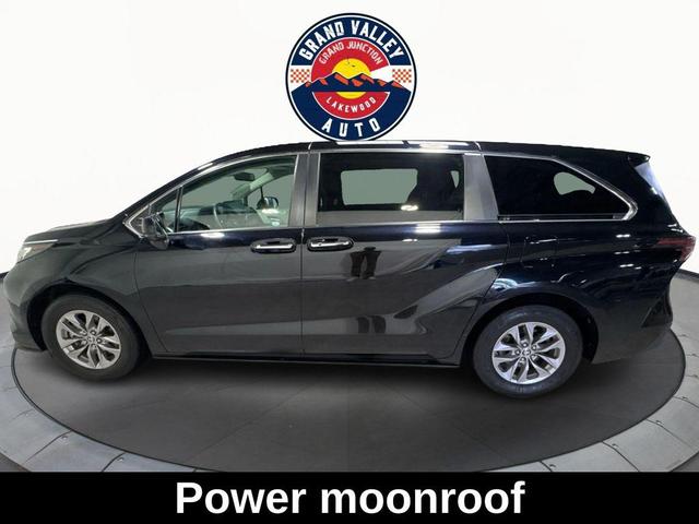 Photo of 2023 Midnight Black Metallic Toyota Sienna