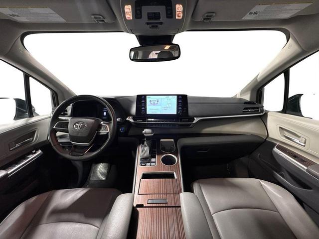 Photo of 2023 Midnight Black Metallic Toyota Sienna