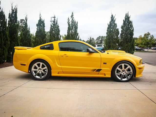 Photo of 2005 Screaming Yellow Ford Mustang