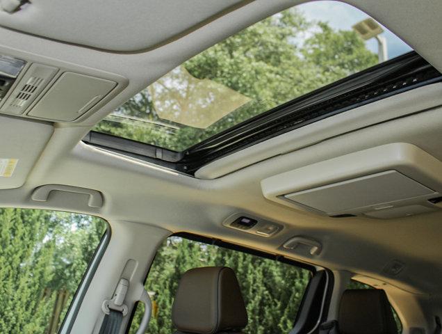 Photo of 2025 Platinum White Pearl Honda Odyssey