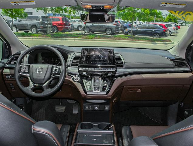 Photo of 2025 Platinum White Pearl Honda Odyssey