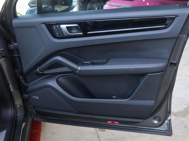 Photo of 2022 Quartzite Grey Metallic Porsche Cayenne