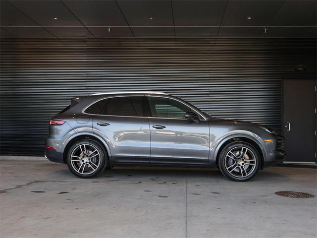 Photo of 2022 Quartzite Grey Metallic Porsche Cayenne