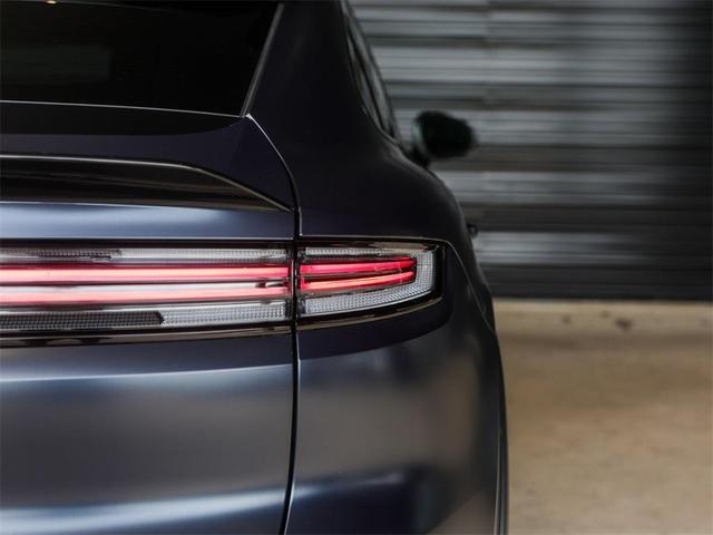 Photo of 2024 Blue Metallic Porsche Cayenne