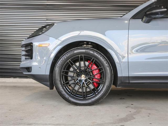Photo of 2024 Arctic Grey Porsche Cayenne