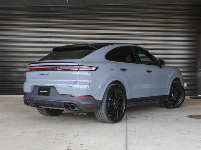 Photo of 2024 Arctic Grey Porsche Cayenne