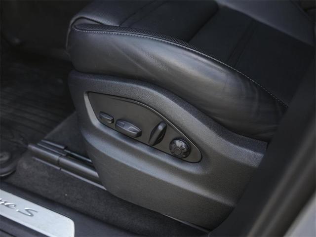 Photo of 2024 Arctic Grey Porsche Cayenne