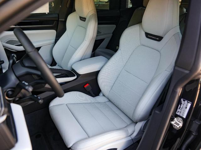 Photo of 2025 Jet Black Porsche Macan