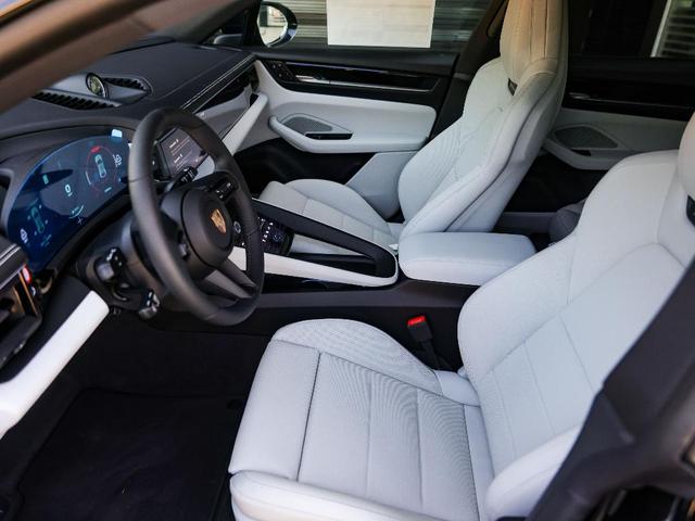 Photo of 2025 Jet Black Porsche Macan