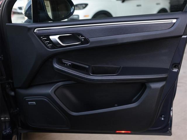 Photo of 2021 Night Blue Metallic Porsche Macan