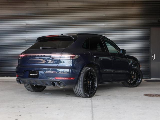 Photo of 2021 Night Blue Metallic Porsche Macan