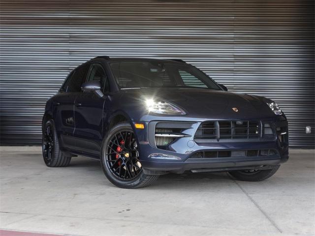 Photo of 2021 Night Blue Metallic Porsche Macan